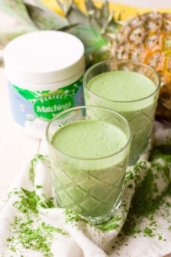 Green smoothies with Matchinga matcha moringa powder, pineapple and banana.