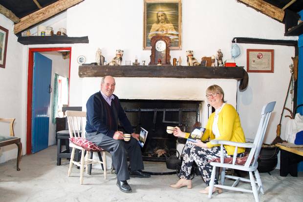 Nuala Mullaney meeting Pat Ward for tea at the 20th century replica cottage Pat has complete at Fox's Den in Co Sligo.(thebeachbarsligo.com)