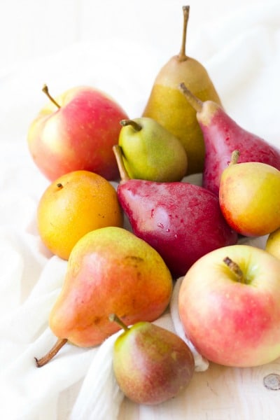 Fresh whole pears and apples. 