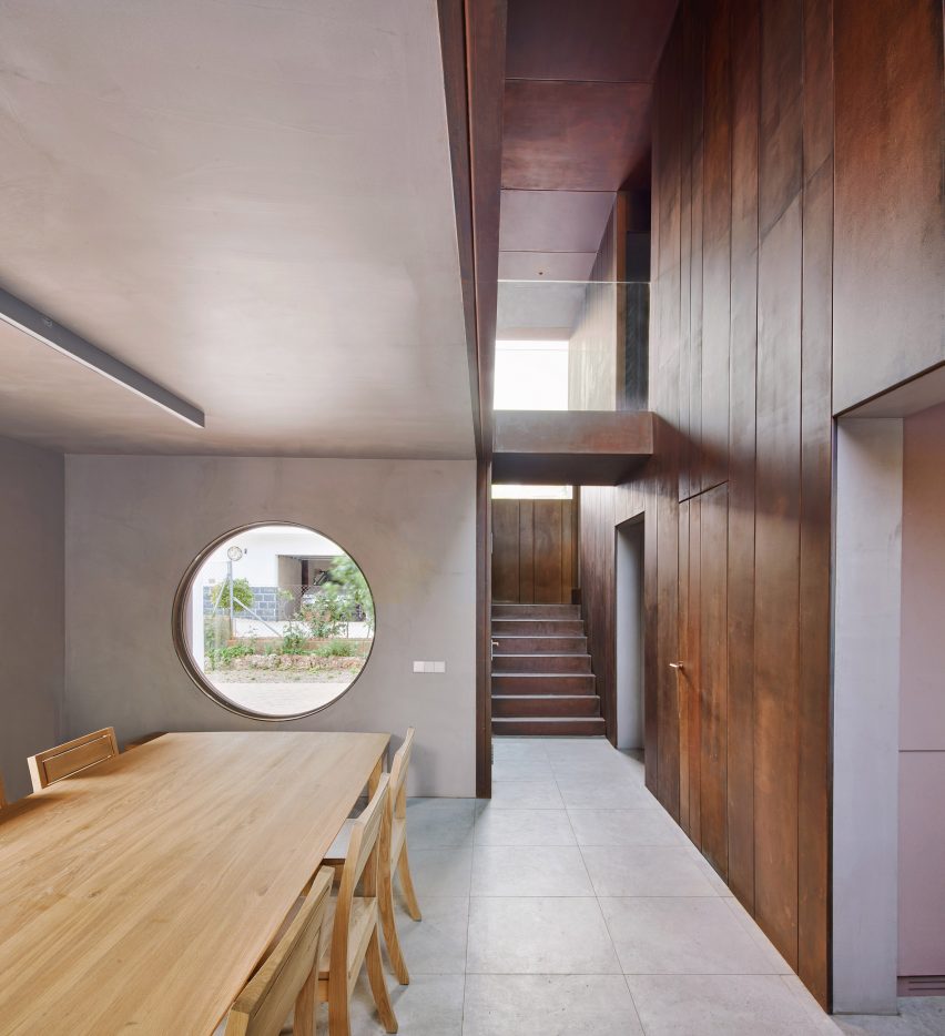 Gallery House by Raúl Sánchez Architects dining room