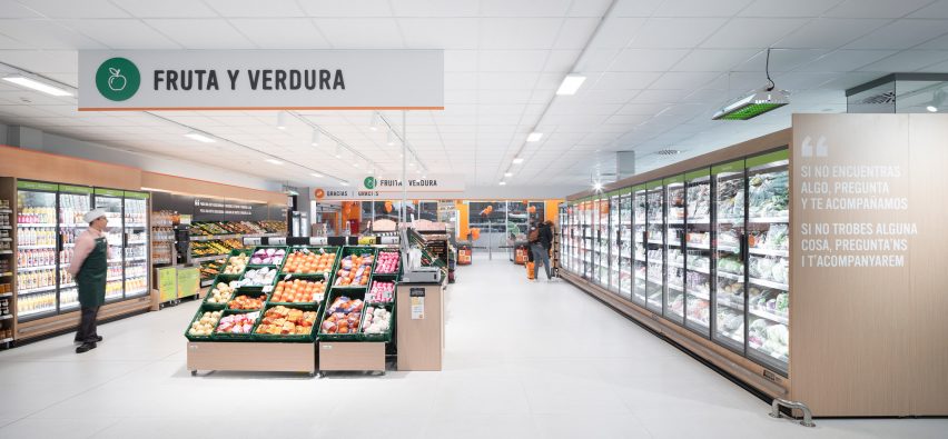 Consum supermarket in Benicàssim by Culdesac