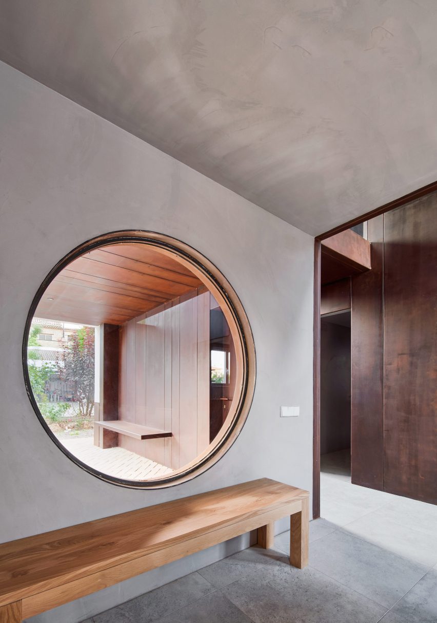 Gallery House by Raúl Sánchez Architects circular window