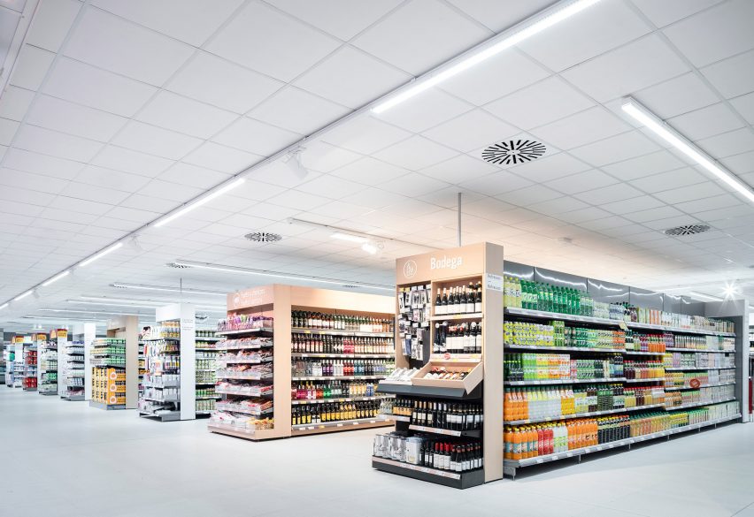 Consum supermarket in Benicàssim by Culdesac