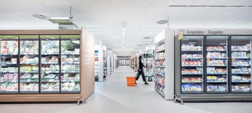 Consum supermarket in Benicàssim by Culdesac